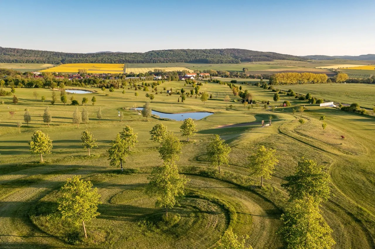 Abendstimmung über dem Platz, warmes Schräglicht über den Fairways.